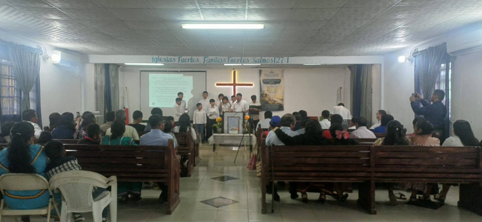 La congregación reunida en un servicio