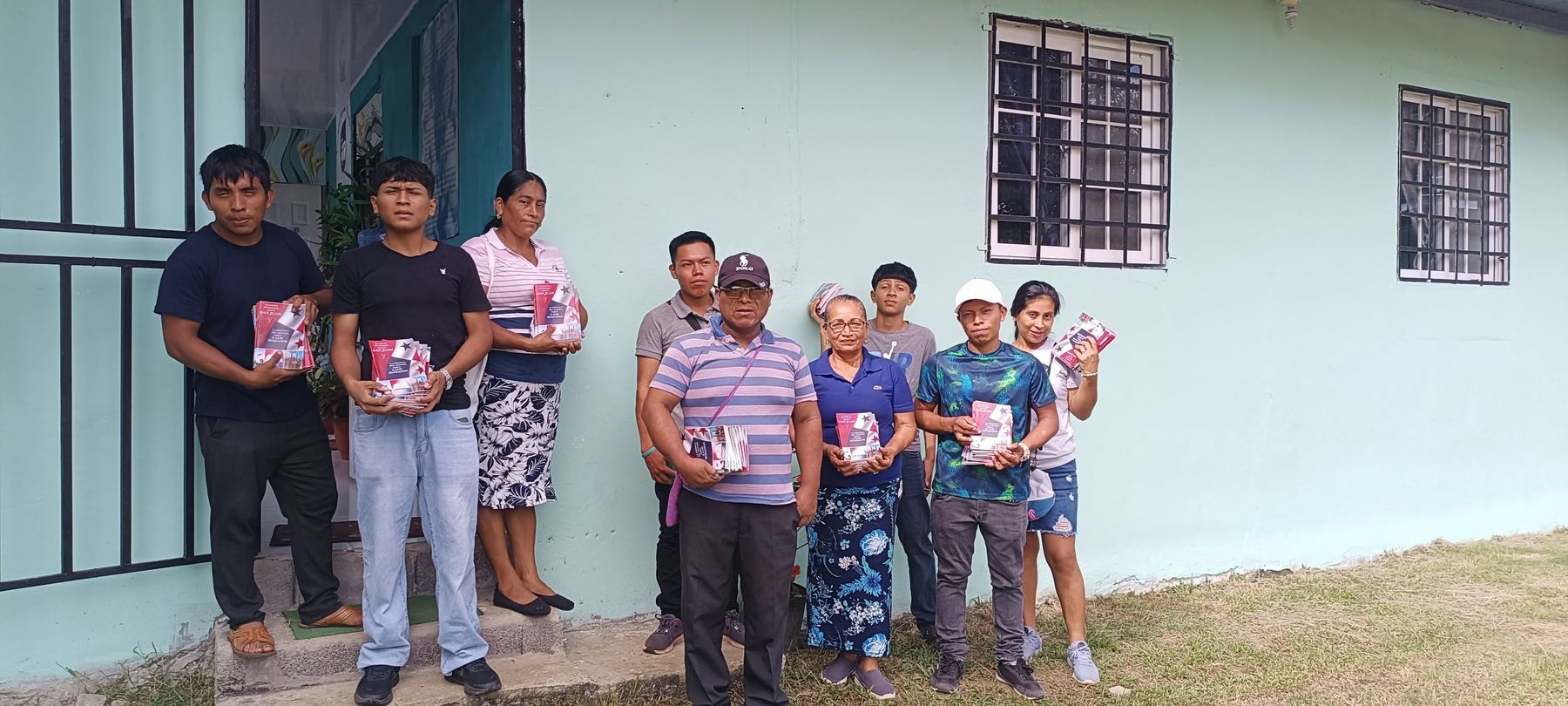 Grupo de evangelismo frente a una casa