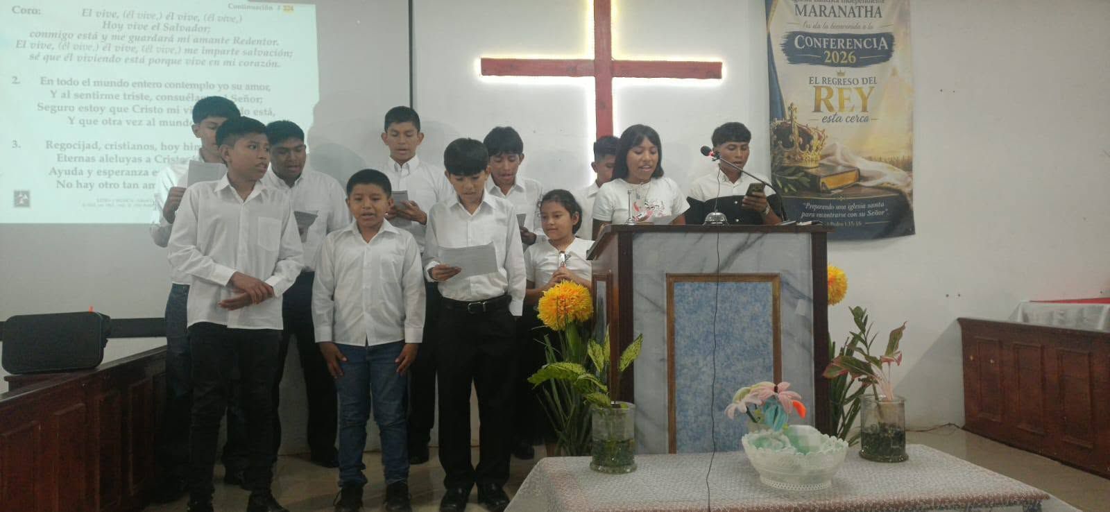 Jóvenes cantando en el servicio
